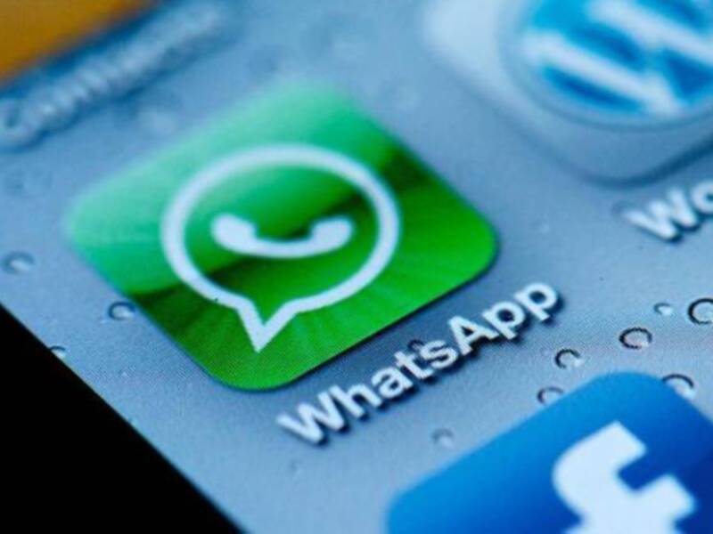 Icono de WhatsApp en un teléfono inteligente.