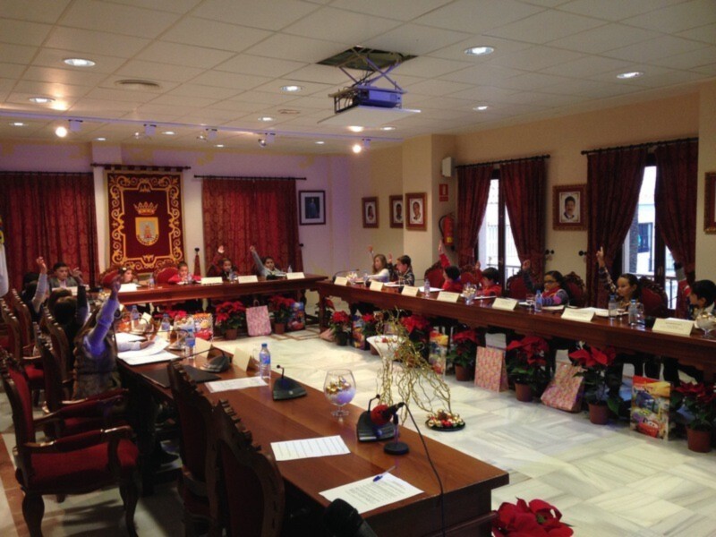 18 alumnos y alumnas de cuarto de primaria protagonizaron una sesión plenaria infantil para conmemorar el día de la Constitución(Chipiona)