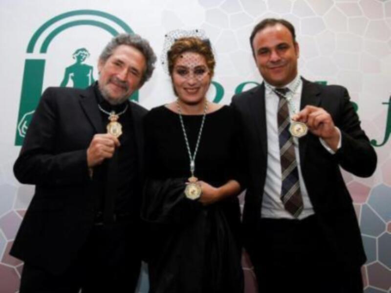 Estrella Morente acompañada de Javier Conde dedica su Medalla de Andalucía al guitarrista Paco de Lucía