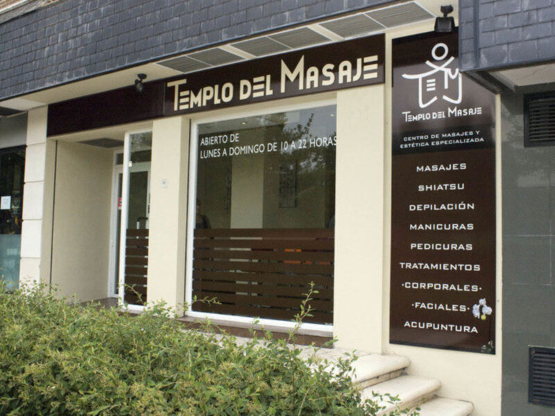 Temple del Masaje, ubicado en la calle 10 de Octubre entre las calles 2 y 3, ofrece servicios de masajes, depilación, manicuras, pedicuras, tratamientos corporales faciales y acupuntura. Abierto de lunes a domingo de 10 a 22 horas.