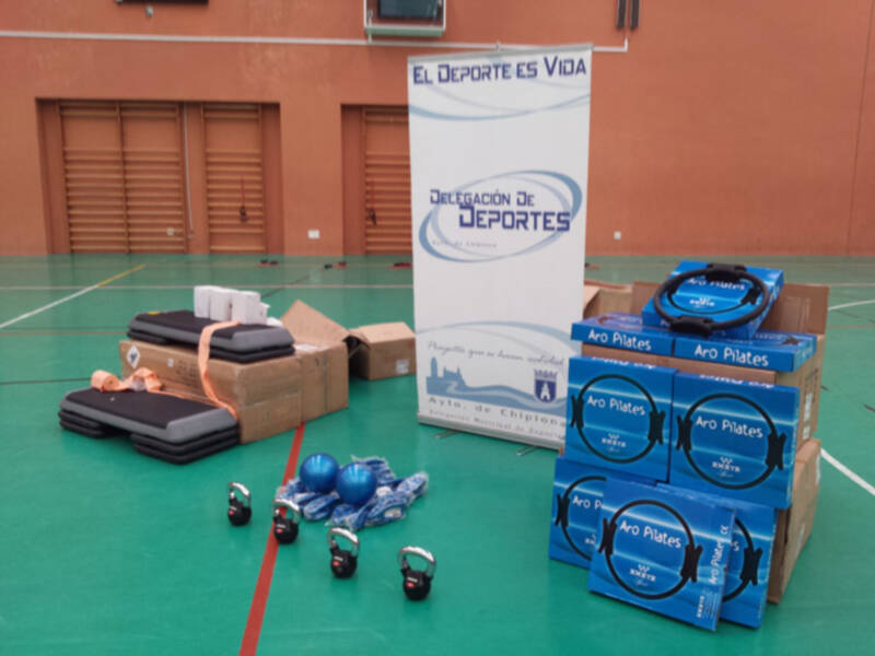 Deportes recibe de la Diputación nuevo material deportivo para el programa el movimiento es vida valorado en 1.800 euros.(Chipiona)  