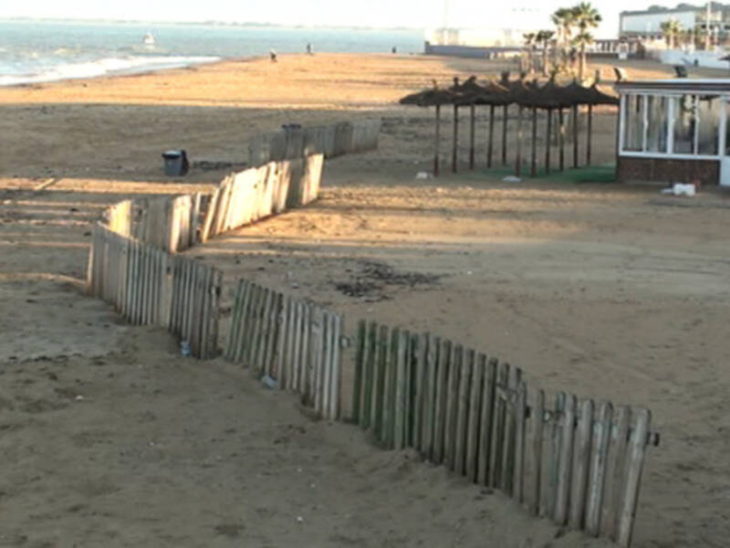 Chipiona instala tres kilómetros de retenedores en las playas para minimizar la pérdida de arena por los temporales 