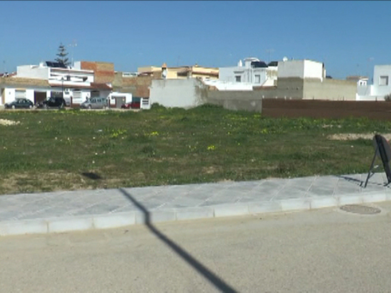 La comunidad parroquial recoge firmas para apoyar la permuta de terrenos para construir una nueva Parroquia en la Alcancía.(Chipiona) 
