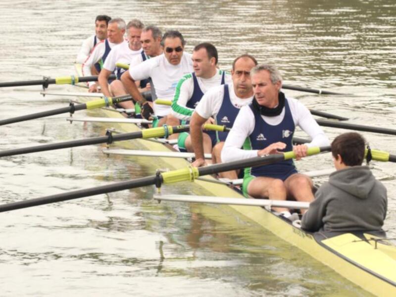 El Trofeo de veteranos de remo del Náutico Sevilla se queda en casa