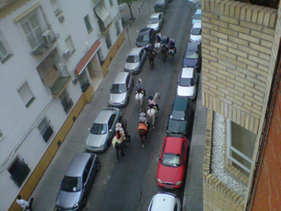 Sevilla viernes tarde, las calles próximas al recinto ferial recuperan su actividad.