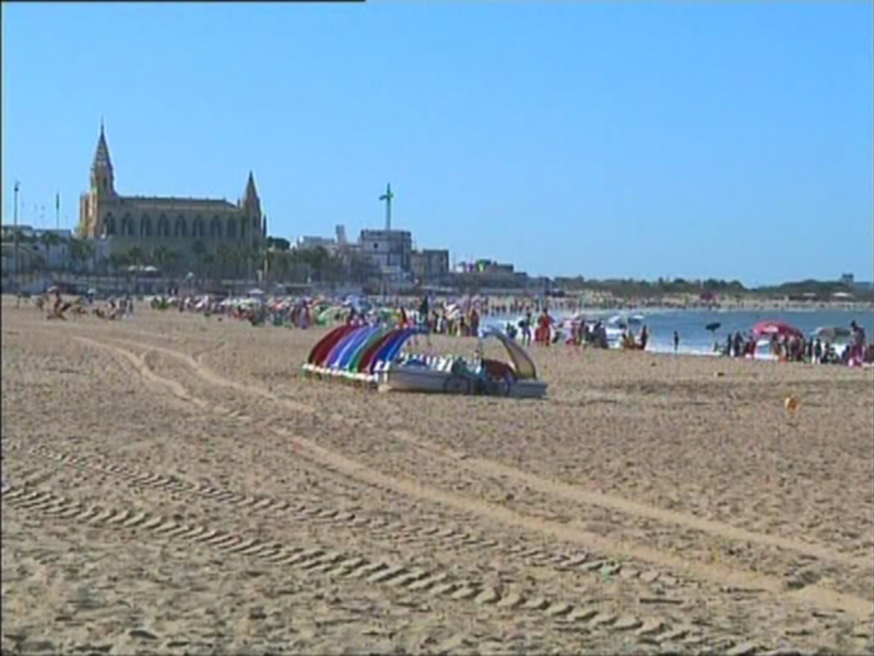 Chipiona inicia la temporada veraniega con tres banderas Q de Calidad Turística en sus playas 