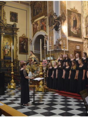 Sevilla. Concierto del Coro Estadounidense Portland Symphonic Girlchoir  en la novena del Carmen del Santo Ángel de Sevilla.