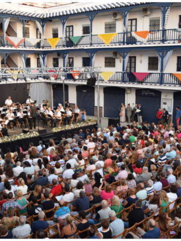 Sevilla.El rapero de Triana Junior Miguez inauguró la Velá de Triana con su pregón.