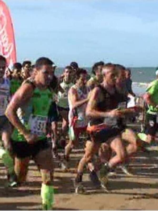 La chipionera Eva Tirado y el roteño Manuel Gatón campeones absolutos de la vigésima edición de la carrera Playa de Regla.
