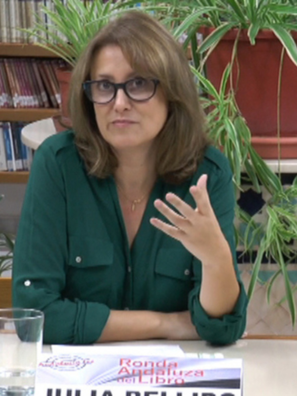 La escritora Julia Bellido participó ayer en un encuentro literario que se celebró en el Biblioteca de Chipiona