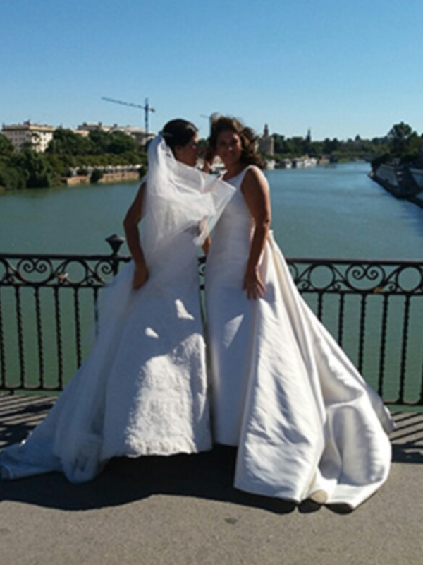 Pareja de novias en el Puente de Triana.