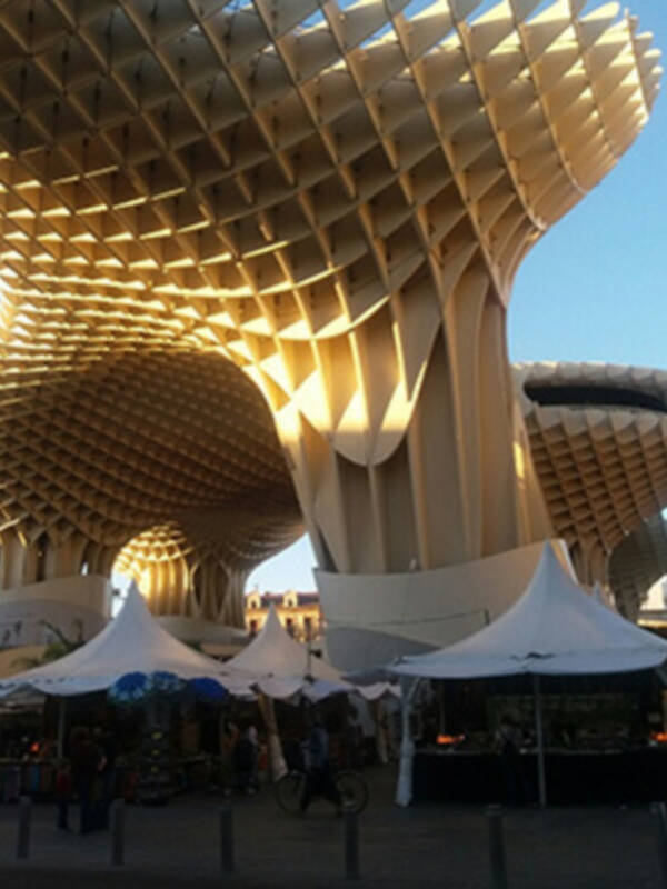 Mercado de artesanía en Plaza de la Encarnación en Sevilla