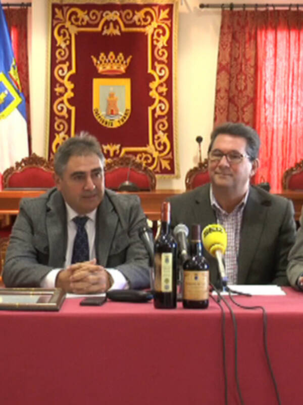 La Cooperativa Católico Agrícola presenta sus dos premios Zarcillo de Oro al moscatel de pasas y dorado