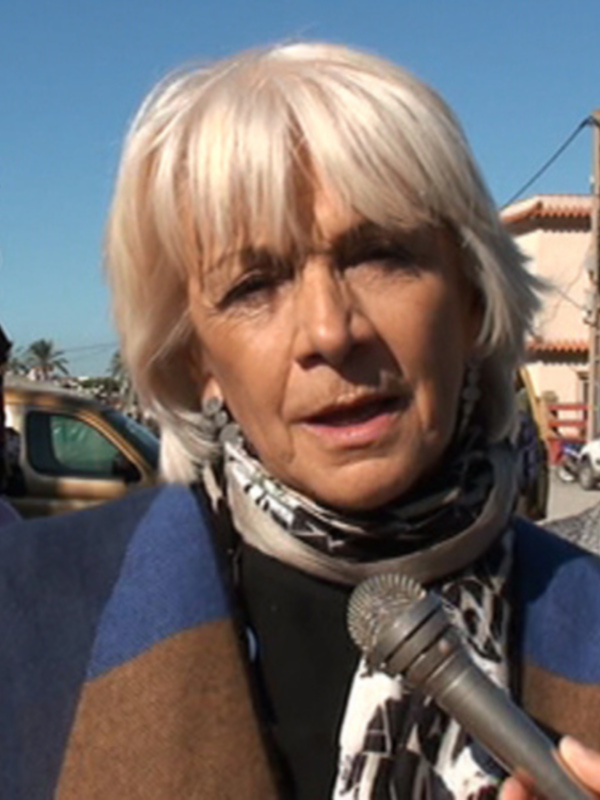 Teófila Martínez transmite las propuestas para Chipiona y la provincia en una visita al mercadillo 