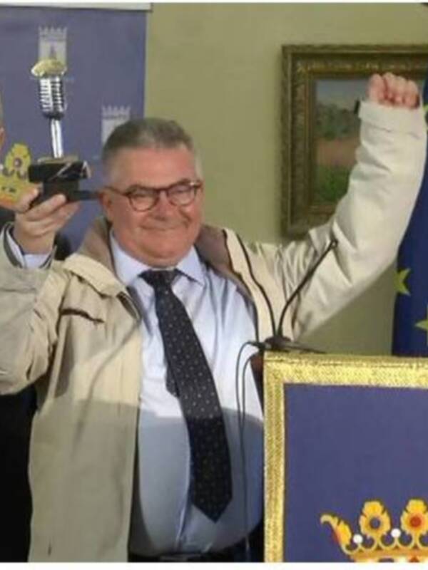 Juan Mellado Poza recibe un merecido homenaje de Chipiona por sus 30 años de entrega al magisterio y el periodismo