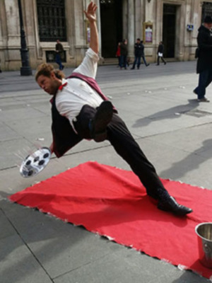 Músicos, bailadores, acróbatas y cómicos animan el centro de Sevilla