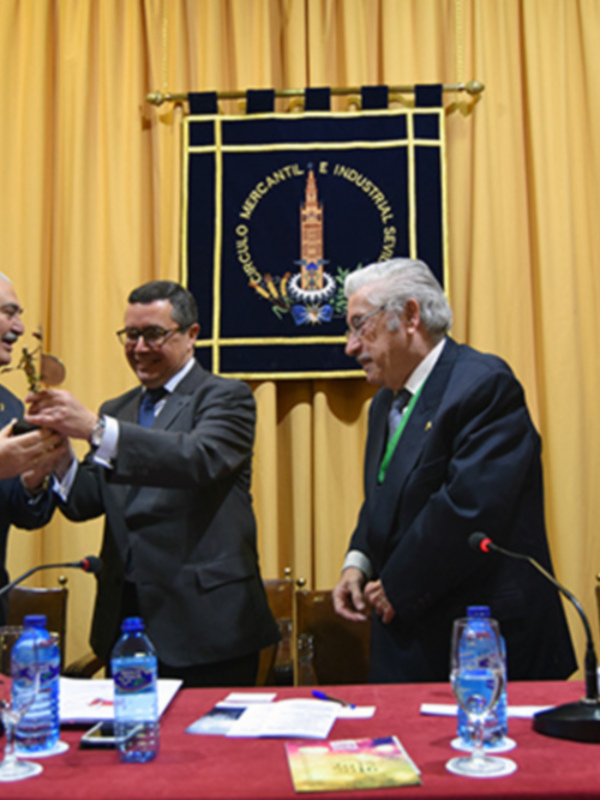 Reconocimiento y homenaje al presidente del Círculo Mercantil de Sevilla por su labor con las Hermandades de Sevilla Y Provincia.