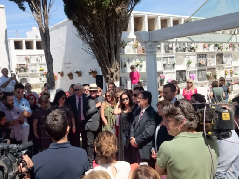 Una ofrenda floral abre los actos que recordarán a Rocío Jurado al cumplirse diez años de su fallecimiento   