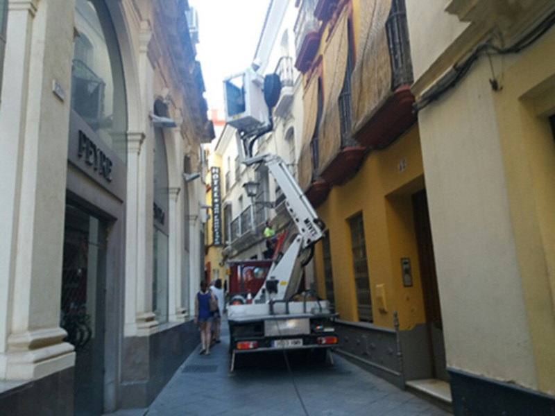 El Ayuntamiento de Sevilla mejora el alumbrado público en el centro de Sevilla.