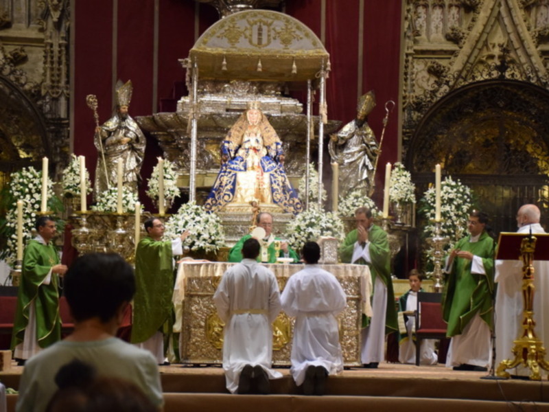 La ciudad hispalense celebro el primer culto de novena a su Patrona.