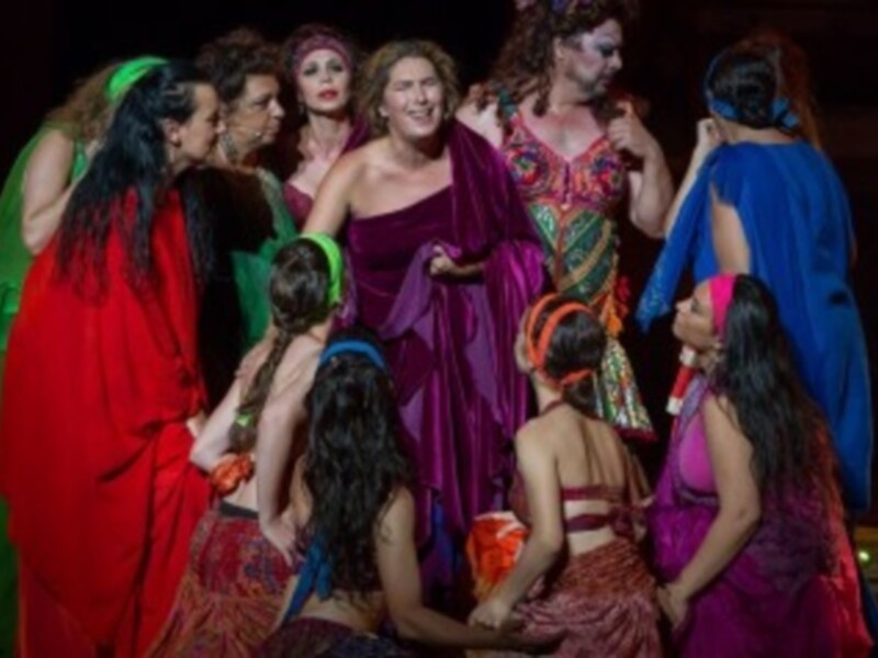 La Bienal del Flamenco abre su programación con ‘La guerra de las mujeres’ protagonizada por Estrella Morente, Antonio Canales y Aída Gómez.