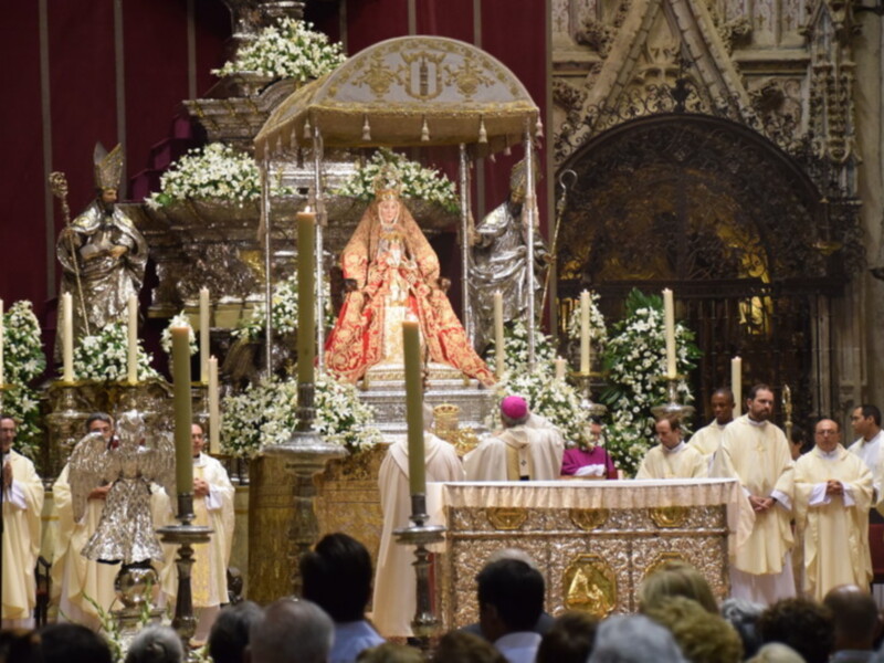 Los fieles a la Virgen de los reyes celebraron su última novena a la Virgen ferrnandina.