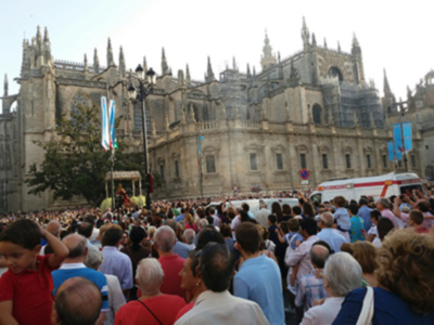Sevilla sale a la calle para acompañar a la Virgen de Los Reyes.