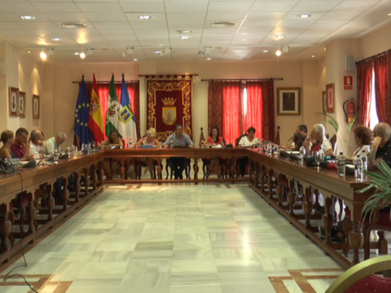 El Pleno acuerda encomendar a la empresa municipal Caepionis la limpieza de la piscina municipal hasta final de año