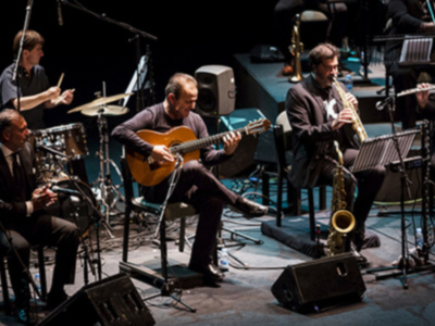 La Bienal y José María Gallardo rinden tributo a Paco de Lucía ofreciendo su “canción andaluza” en el Real Alcázar.