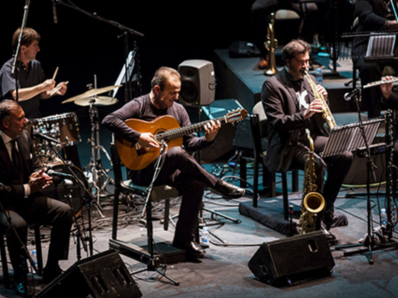 La Bienal y José María Gallardo rinden tributo a Paco de Lucía ofreciendo su “canción andaluza” en el Real Alcázar.