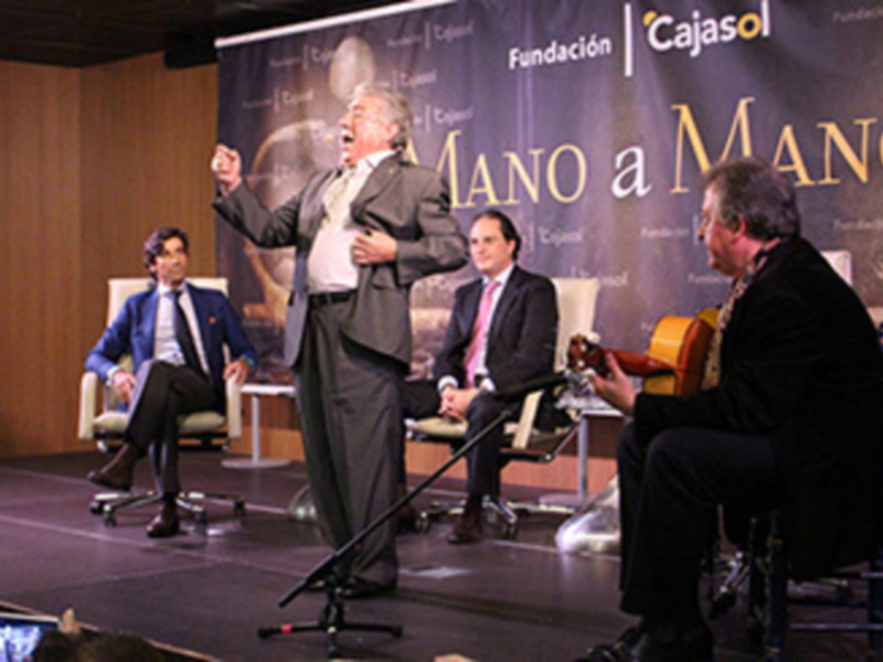 Curro Díaz y Nano de Jerez conectaron toreo y cante en la Fundación Cajasol