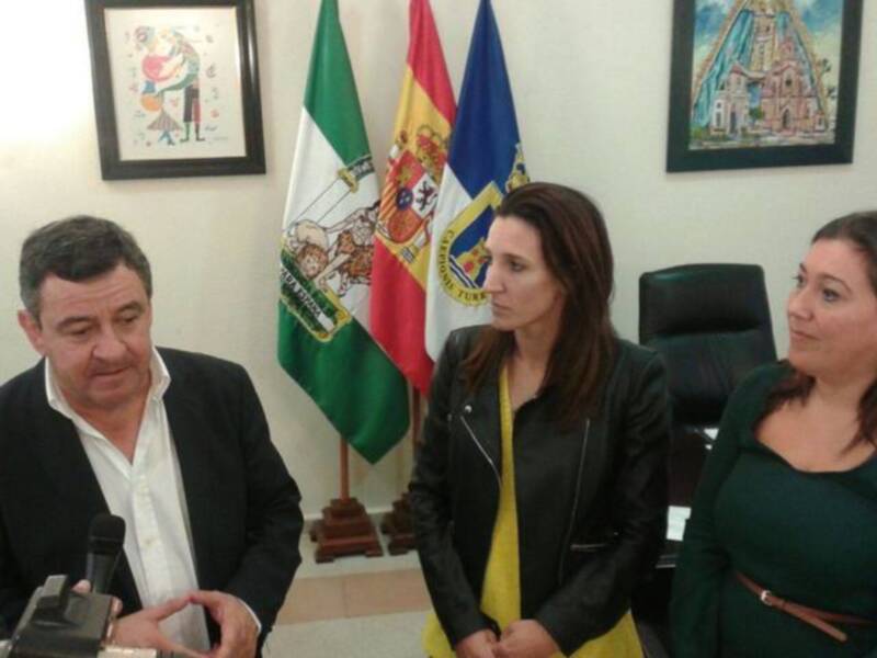José Loaiza mantiene un primer encuentro con la alcaldesa de Chipiona reclamando ayuda de la Junta y Diputación para arreglo de caminos