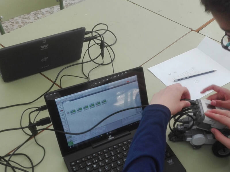 Alumnos del colegio Divina Pastora de Chipiona aprenden robótica a través de LEGO