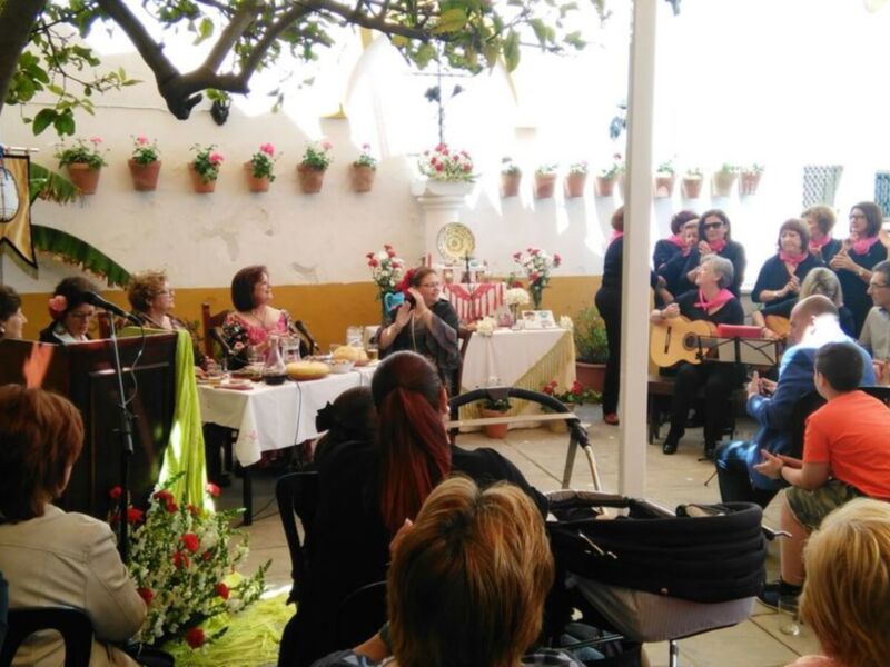 El patio del Chusco se llenó para disfrutar con el pregón de las Cruces de Mayo que ofrecieron Pilar Cayuso y Ángeles Lorenzo