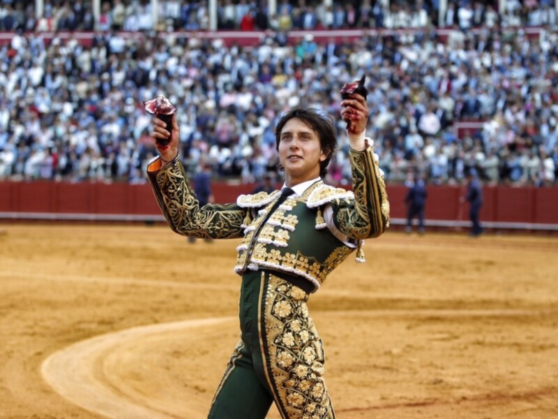 Roca Rey corta dos orejas y sale a hombros