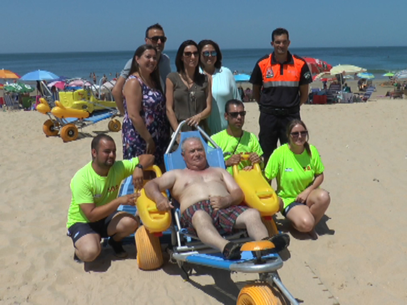 En marcha el servicio de baños en las playas de Chipiona para personas con discapacidad o movilidad reducida