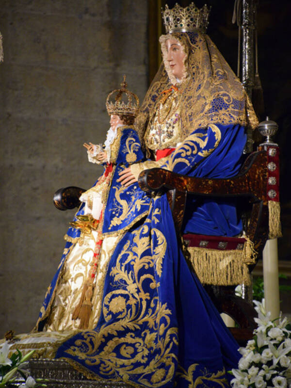 Tradicional novena vespertina en honor a la Virgen de los Reyes en la Catedral de Sevilla.