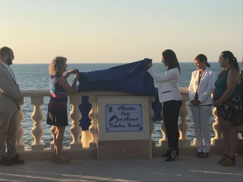 José Manuel Caballero Bonald ya cuenta en el Paseo de Las Canteras con un mirador que se asoma al Atlántico con su nombre