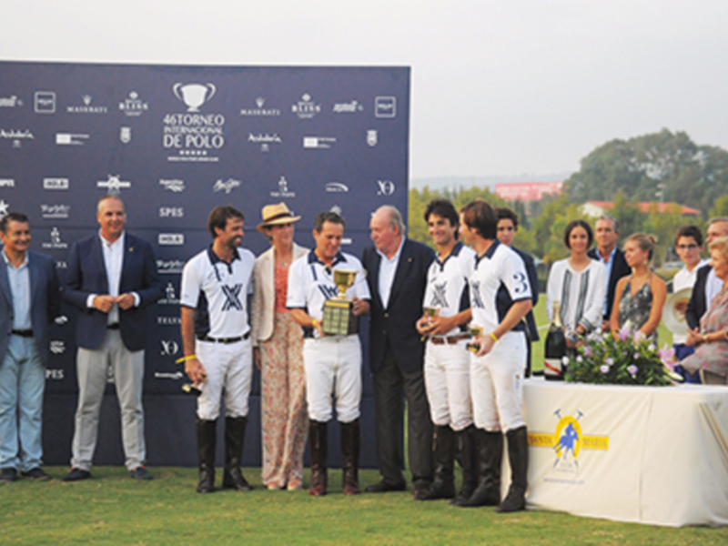El Rey don Juan Carlos entrega a Ayala Polo Team la Copa de Oro Santa María Polo Club del 46º Torneo Internacional de Polo