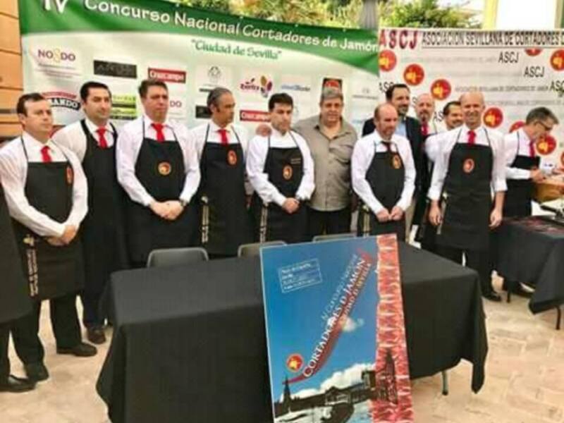 AMBIGÚ DE LA ASOCIACIÓN HERMANAMIENTOS DE LOS PUEBLOS DEL MUNDO EN EL CONCURSO NACIONAL DE CORTADORES de JAMON EN SEVILLA