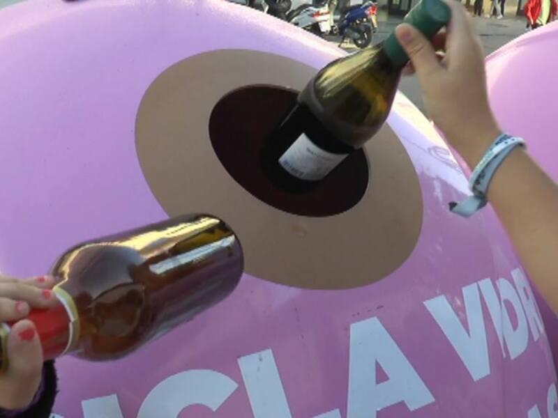 Alumnos del colegio Lapachar depositan vidrio en los contenedores de color rosa para sumarse a la campaña 'Recicla vidrio por ellas'