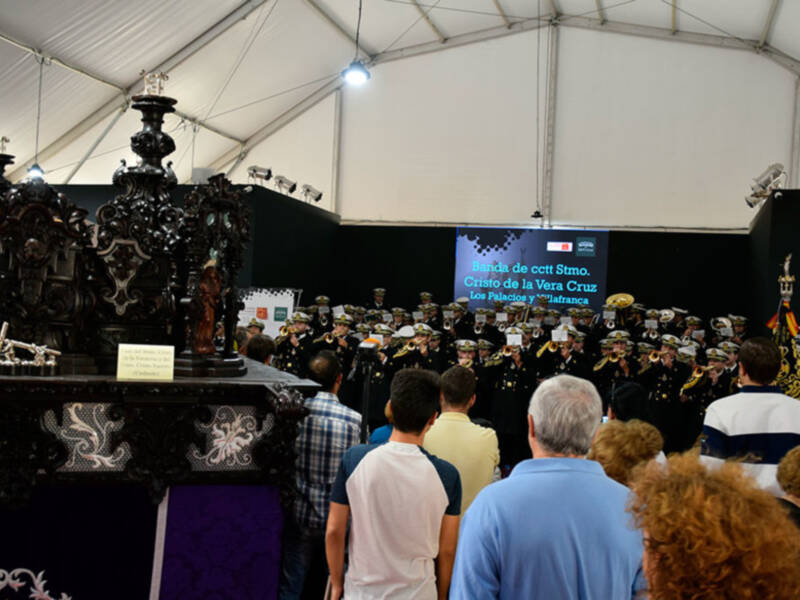 Diversas Hermandades de los Municipios de la Provincia con los productos artesanales en la feria del turismo religioso en la Diputación de Sevilla.