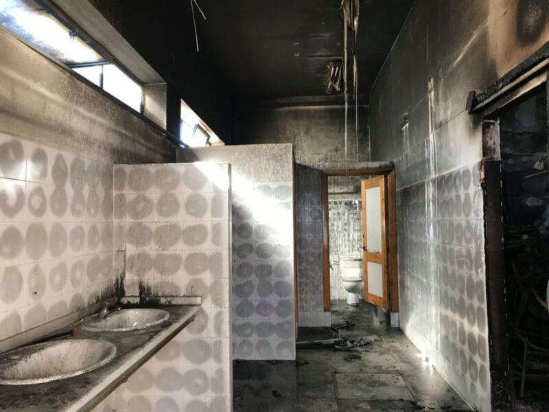El cuerpo de Bomberos tuvo que sofocar dos incendios ayer en Chipiona con diversos daños materiales