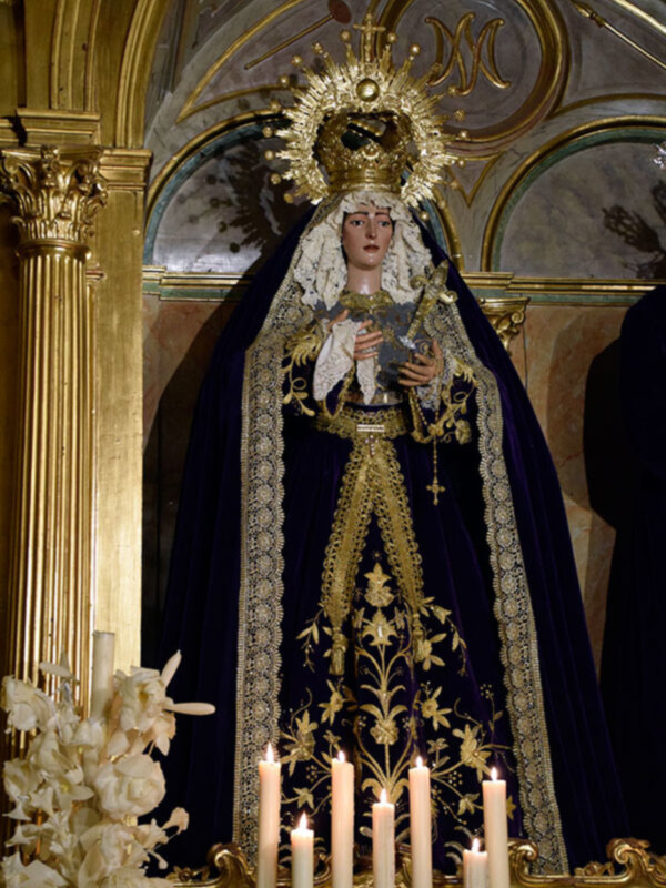La madre de Dios en Alcalá del Río se vistió de luto por sus hermanos difuntos y la feligresía de su barrio.
