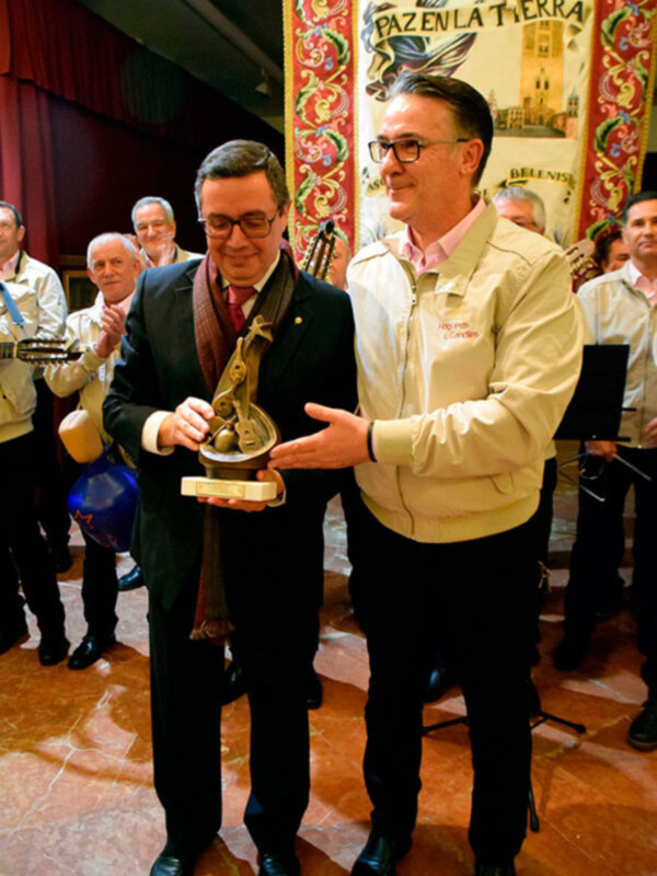 “Hogueras y Candiles” fueron el grupo que llevó la Navidad  al Mercantil de Sevilla.