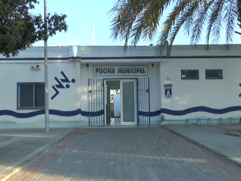 La piscina municipal de Chipiona acoge el sábado una jornada de natación solidaria para recoger juguetes