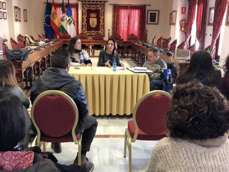 El equipo de gobierno se reúne con la dirección del colegio Lapachar para evaluar los trabajos de limpieza que se realizan