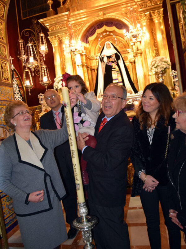 La familia Mesa encendió el cirio de los donantes en la capilla de la Virgen de Los Dolores