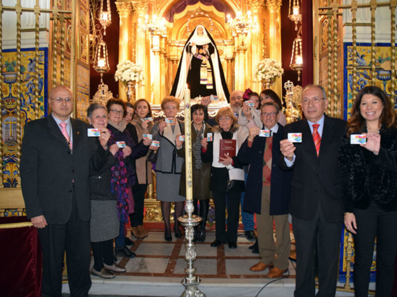 Fundición del cirio en honor a los donantes de órganos en la Hermandad de la Soledad de Alcalá del Río