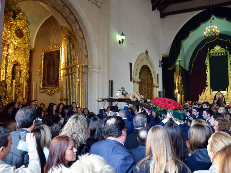 Por las naves de la Real Ermita de San Gregorio de Osset, los titulares de la Hermandad de la Vera-cruz  realizaron la procesión  claustral.
